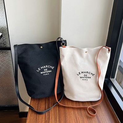 La más nueva bolsa de bolsillo femenino de lona mediana de moda para el verano de 2024 Impresión Crossbody