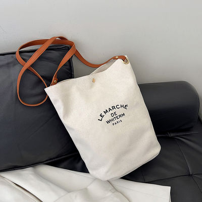 La más nueva bolsa de bolsillo femenino de lona mediana de moda para el verano de 2024 Impresión Crossbody