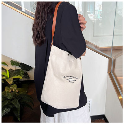 La más nueva bolsa de bolsillo femenino de lona mediana de moda para el verano de 2024 Impresión Crossbody