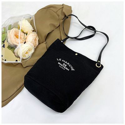 La más nueva bolsa de bolsillo femenino de lona mediana de moda para el verano de 2024 Impresión Crossbody