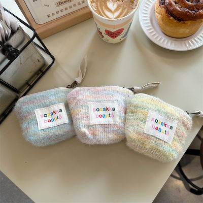 Bolso cosmético mini de peluche de color personalizado para todas las estaciones para mujeres portátil y compacto