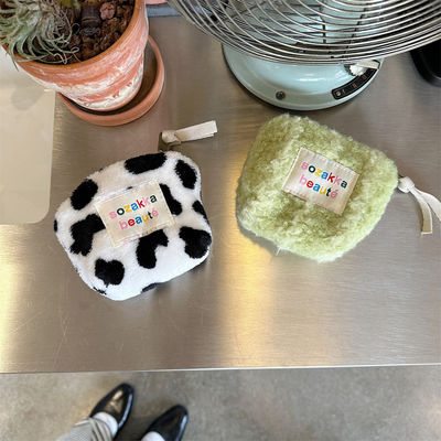 Bolso cosmético mini de peluche de color personalizado para todas las estaciones para mujeres portátil y compacto
