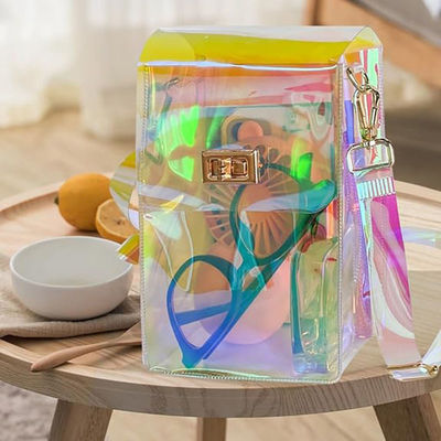 Bolso holográfico transparente para mujeres de verano 2024 con revestimiento de poliéster y cadena cuadrada
