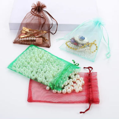 Logotipo Bolsas de organza de bucle suave personalizables Bolsas de cuerda de tira pequeñas para el embalaje de joyas