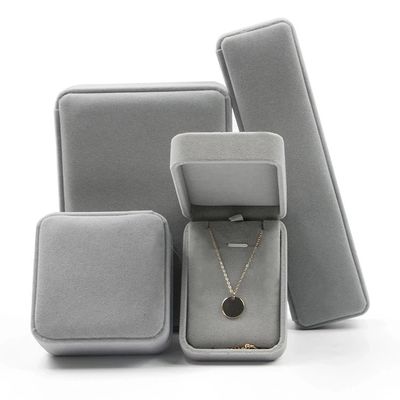 Los compradores personalizados logotipo anillo colgante pulsera de terciopelo joyería caja de joyería organizador de regalos cajas