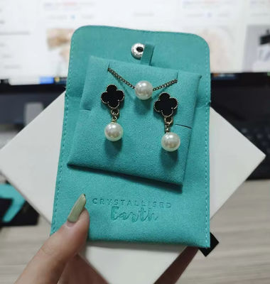 Imprimir logotipo joyería paquete bolsas de bolsas de microfibra con botón con inserción de almohadilla / tarjeta
