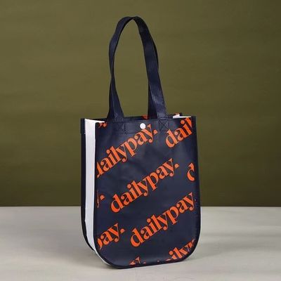 Bolsa de toque de esquinas curvas de tamaño mediano en material laminado no tejido para compras personalizadas