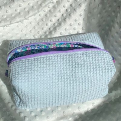 2024 Cosmética de belleza a medida maquillaje floral bolsa cosmética con diseño de gofres y cierre de cremallera