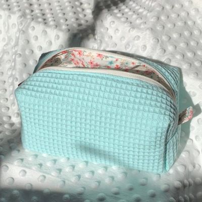 2024 Cosmética de belleza a medida maquillaje floral bolsa cosmética con diseño de gofres y cierre de cremallera