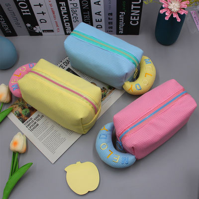 Bolso de maquillaje OEM/ODM aceptable Bolso portátil de toallas de dibujos animados Bolso cosmético de gofres para niñas