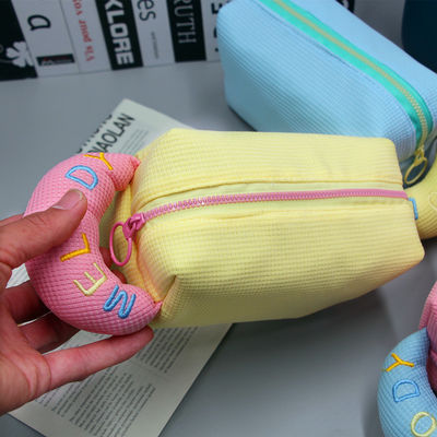 Bolso de maquillaje OEM/ODM aceptable Bolso portátil de toallas de dibujos animados Bolso cosmético de gofres para niñas