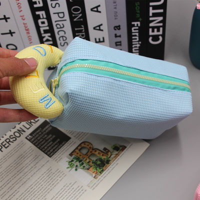 Bolso de maquillaje OEM/ODM aceptable Bolso portátil de toallas de dibujos animados Bolso cosmético de gofres para niñas
