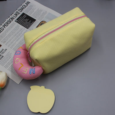 Bolso de maquillaje OEM/ODM aceptable Bolso portátil de toallas de dibujos animados Bolso cosmético de gofres para niñas