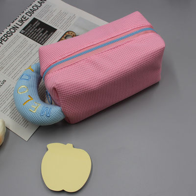Bolso de maquillaje OEM/ODM aceptable Bolso portátil de toallas de dibujos animados Bolso cosmético de gofres para niñas