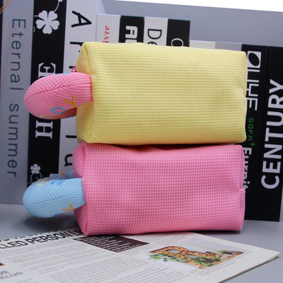 Bolso de maquillaje OEM/ODM aceptable Bolso portátil de toallas de dibujos animados Bolso cosmético de gofres para niñas