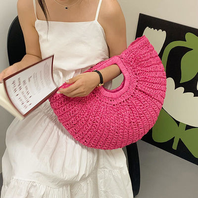 Bolsa de paja tejida a mano en forma de media luna para ir de compras en 2023 en la playa de moda de verano