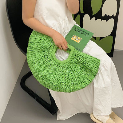 Bolsa de paja tejida a mano en forma de media luna para ir de compras en 2023 en la playa de moda de verano