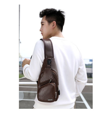 Tamaño personalizado Más recientes bolsas de pecho de cuero de PU de moda para hombres con puerto de carga USB
