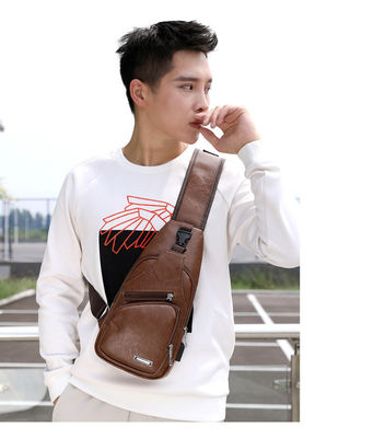 Tamaño personalizado Más recientes bolsas de pecho de cuero de PU de moda para hombres con puerto de carga USB