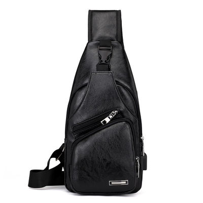 Tamaño personalizado Más recientes bolsas de pecho de cuero de PU de moda para hombres con puerto de carga USB