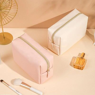 Bolsa de ropa de baño de cuero vegetariano con cierre de cremallera en color personalizado para viajes y cosméticos