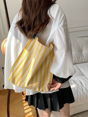 Bolso de hombro de lona de dos manos con rayas contrastantes llamativas