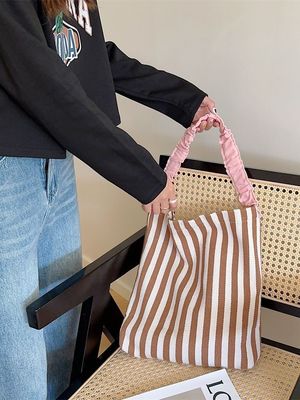 Bolso de hombro de lona de dos manos con rayas contrastantes llamativas