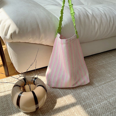 Bolso de hombro de lona de dos manos con rayas contrastantes llamativas