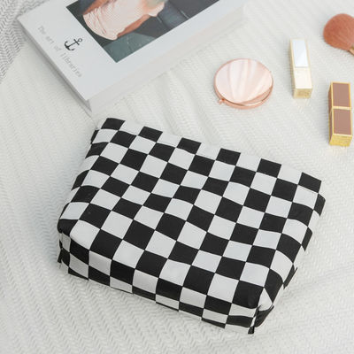 Bolso de lavado portátil de moda Bolso de cepillo cosmético de ajedrez en blanco y negro personalizado