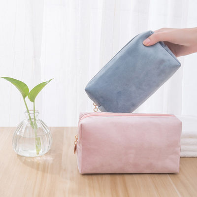 Bolso de bolso de terciopelo estilo bucle suave para maquillaje personalizado y regalos personalizados para damas de honor