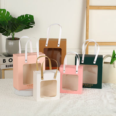 Bolsa de papel de mano Kraft impresa a medida para el embalaje minorista Ropa zapatos Regalos de piel