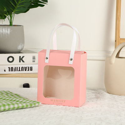 Bolsa de papel de mano Kraft impresa a medida para el embalaje minorista Ropa zapatos Regalos de piel
