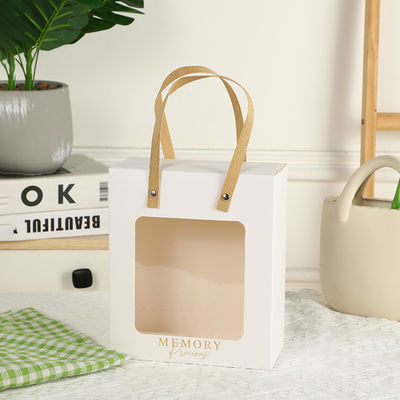 Bolsa de papel de mano Kraft impresa a medida para el embalaje minorista Ropa zapatos Regalos de piel