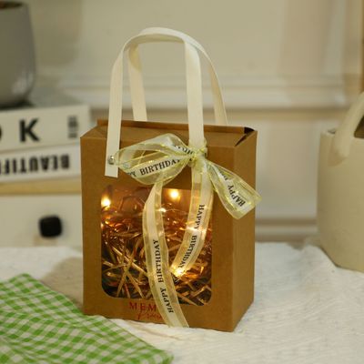 Bolsa de papel de mano Kraft impresa a medida para el embalaje minorista Ropa zapatos Regalos de piel