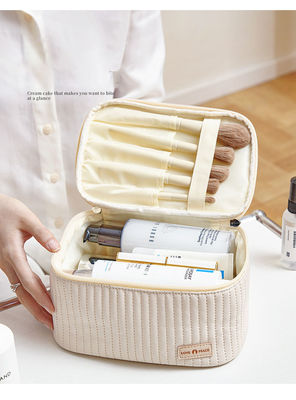 Bolso de ropa cosmético de PU impermeable para mujeres con cierre de cremallera y diseño portátil
