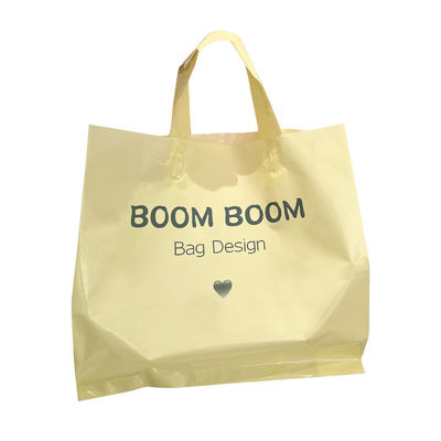 Logotipo personalizado aceptado manijas de bucle suave toque de compras bolsa de plástico para el embalaje de ropa