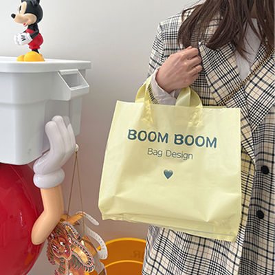 Logotipo personalizado aceptado manijas de bucle suave toque de compras bolsa de plástico para el embalaje de ropa
