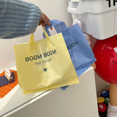 Logotipo personalizado aceptado manijas de bucle suave toque de compras bolsa de plástico para el embalaje de ropa