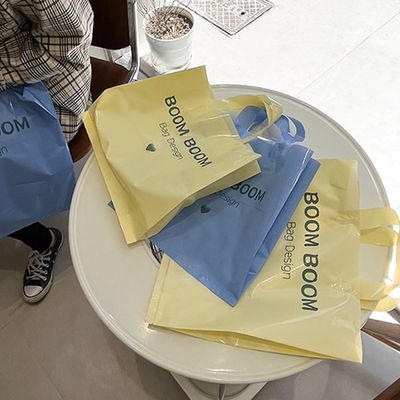 Logotipo personalizado aceptado manijas de bucle suave toque de compras bolsa de plástico para el embalaje de ropa