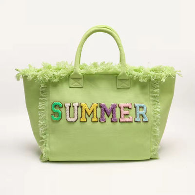 Lo más moderno es el Keymay Tassel Fringe, una bolsa grande de lona con dos mangos y correas.