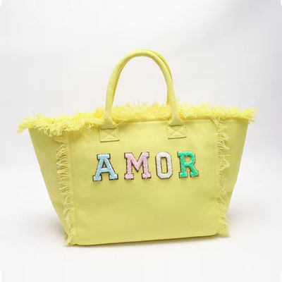 Lo más moderno es el Keymay Tassel Fringe, una bolsa grande de lona con dos mangos y correas.