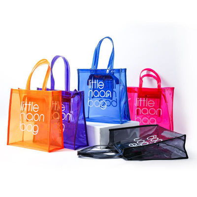 En el estuche se incluye el logotipo personalizado, bolsa transparente de PVC con cremallera y bolsillo.