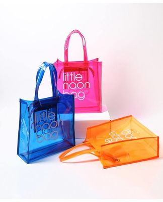 En el estuche se incluye el logotipo personalizado, bolsa transparente de PVC con cremallera y bolsillo.