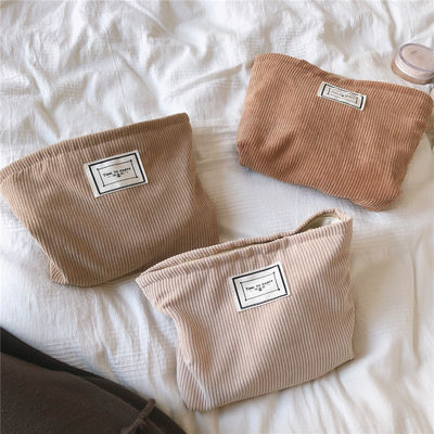 El más moderno maquillaje de corduroy con cremallera bolsa de ropa de baño bolso de baño nuevo diseño 2021