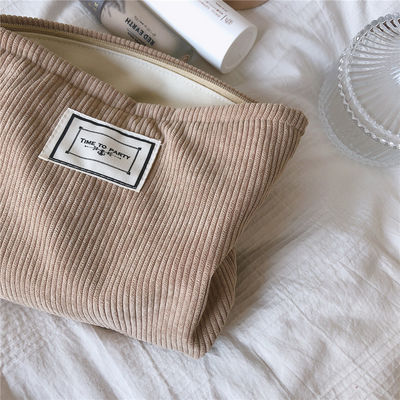 El más moderno maquillaje de corduroy con cremallera bolsa de ropa de baño bolso de baño nuevo diseño 2021