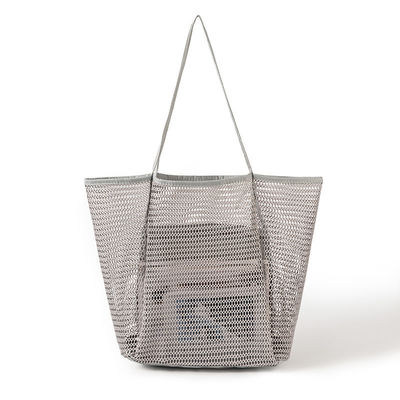 Bolso de gancho hecho a mano con un hombro diseño de tejido para un aspecto casual y simple de verano en la playa