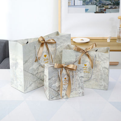 Bolsas de papel de compras de cartón de color personalizado con mango de cinta para zapatos de ropa