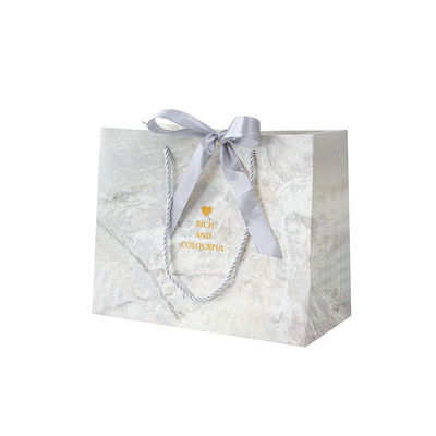 Bolsas de papel de compras de cartón de color personalizado con mango de cinta para zapatos de ropa