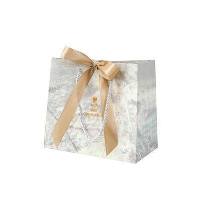Bolsas de papel de compras de cartón de color personalizado con mango de cinta para zapatos de ropa