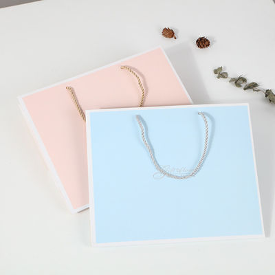 Bolso de compras impreso a medida de cartón Bolso de regalo de papel kraft blanco de lujo con mango de cinta